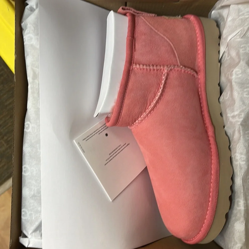SOLD OuT💓WITH TAGS 💓 UGG®
Women's Classic Ultra Mini Shearling Booties PBSM … - Picture 9 of 13